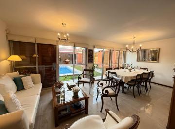 Casa · 170m² · 3 Ambientes · 2 Cocheras · Casa en Venta en Urca - 3 Dorm. - Pileta - Quincho - Excelente Ubicacion!