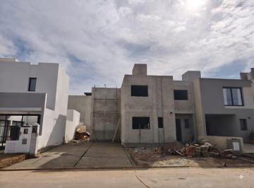 Casa · 198m² · 3 Dormitorios · 2 Cocheras · Casa en Venta 3 Dorm. en Quebradas de Manantiales