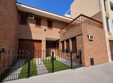 Casa · 247m² · 7 Ambientes · 2 Cocheras · Casa de Categoría 5 Dorm. Cochera y Patio - Venta