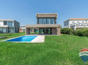 Casa · 250m² · 4 Ambientes · 2 Cocheras · Casa Venta Terralagos 3 Dorm., con Piscina.