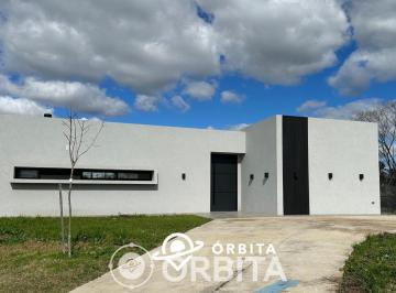 Casa · 140m² · 4 Ambientes · 2 Cocheras · Casa en Venta en Santa Sofia, Pilar del Este