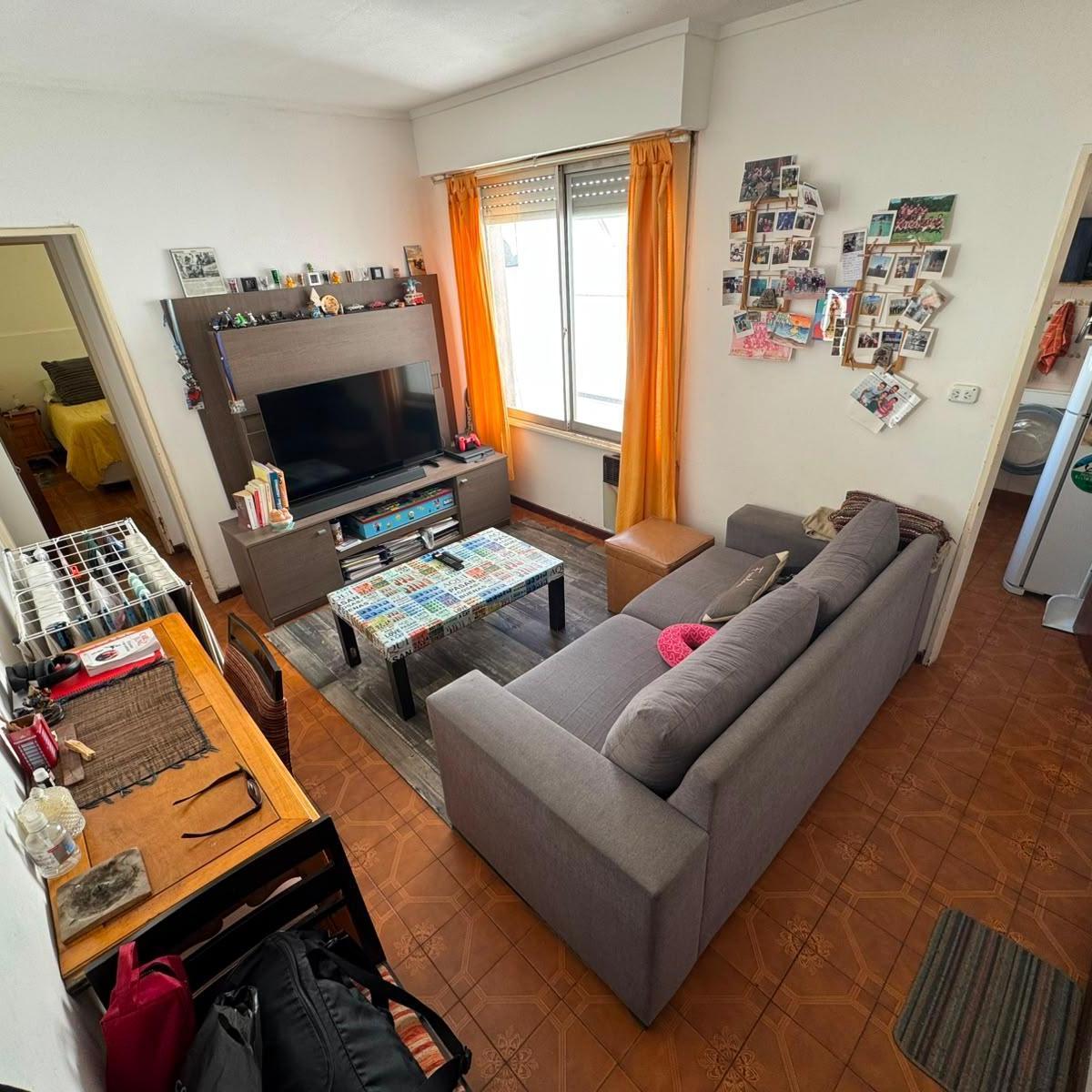 Departamento de dos ambientes al lateral. Ubicado en Corrientes 2149 piso 9'B.