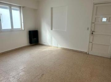 Departamento · 37m² · 2 Ambientes · Alquiler Departamento 2 Ambientes Al Frente con Patio San Jose