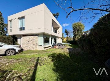 Casa de 4 ambientes, Mar del Plata · Moderna Casa con 3 Dorm.. Piscina. Bosque Peralta Ramos.