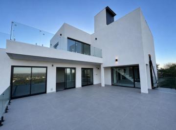 Casa · 1128m² · 3 Dormitorios · 3 Cocheras · Venta Casa de Categoría en La Deseada 3 Dorm Escritura