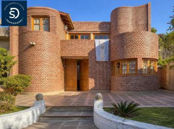 Casa · 550m² · 3 Dormitorios · 3 Cocheras · Sd Propiedades Ofrece a La Venta Amplia Casa Ubicada en Barrio Los Parrales, Godoy Cruz.