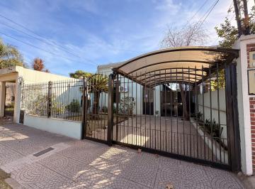 Casa · 130m² · 4 Ambientes · 1 Cochera · Casa en Venta 4 Amb C/450 m² de Lote Adrogué