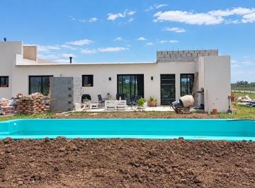 Casa · 136m² · 4 Ambientes · 2 Cocheras · Venta Casa en Construcción | Evalúa Permuta | 4 Amb | 2 Baños | Barrio Polo | Tres Pinos