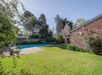 Casa · 267m² · 5 Ambientes · 2 Cocheras · Venta Casa Una Planta 5 Amb, con Jardín, Pileta, Quincho y Cochera en San Isidro