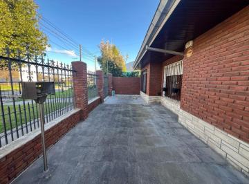 Casa · 120m² · 4 Ambientes · 1 Cochera · Chalet 4 Ambientes con Parque y Quincho en Parquemar - Venta