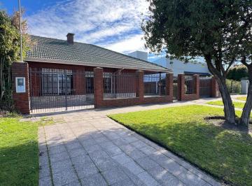 Casa · 120m² · 4 Ambientes · 1 Cochera · Chalet 4 Ambientes con Parque y Quincho en Parquemar - Venta
