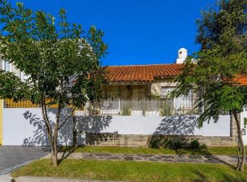 Casa · 142m² · 3 Ambientes · 1 Cochera · Venta Casa 3 Ambientes en Barrio Los Troncos