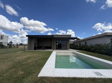 Casa · 138m² · 4 Ambientes · 2 Cocheras · Casa en Santo Tomás