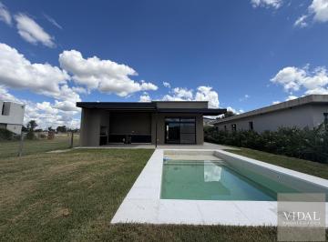 Casa · 138m² · 4 Ambientes · 2 Cocheras · Casa en Santo Tomás