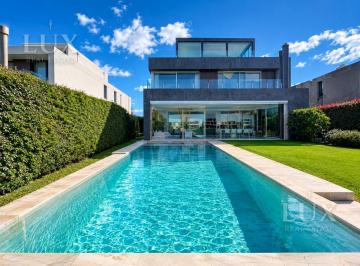 Casa · 528m² · 5 Ambientes · 4 Cocheras · Casa en Venta Sobre Lago y Golf. El Golf Nordelta