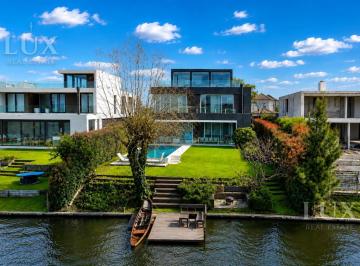 Casa · 528m² · 5 Ambientes · 4 Cocheras · Casa en Venta Sobre Lago y Golf. El Golf Nordelta