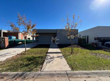 Casa · 185m² · 4 Dormitorios · 2 Cocheras · Casa en Venta en Santa Lucia
