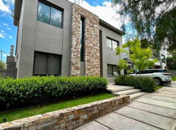 Casa de 8 ambientes, El Challao · Gres Inmobiliaria Vende Casa en El Barrio Dalvian
