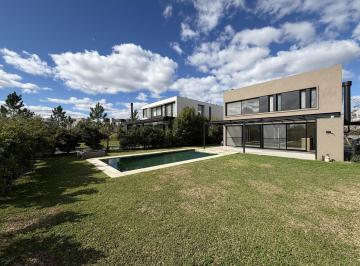 Casa · 204m² · 5 Ambientes · 1 Cochera · Venta Casa a Estrenar en Barrio Los Castaños de Nordelta, 3 Dorm., Cochera, Pileta y Jardín.