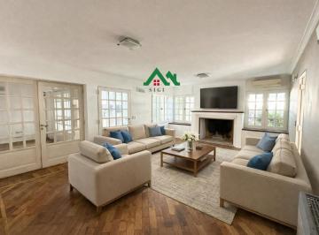 Casa · 290m² · 7 Ambientes · Casa en Venta de 3 Dorm. con Patio Amplio y Pileta en Urca
