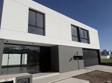 Casa · 260m² · 5 Ambientes · 4 Cocheras · Casa de Diseño en Campo Chico