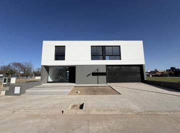 Casa · 260m² · 5 Ambientes · 4 Cocheras · Casa de Diseño en Campo Chico