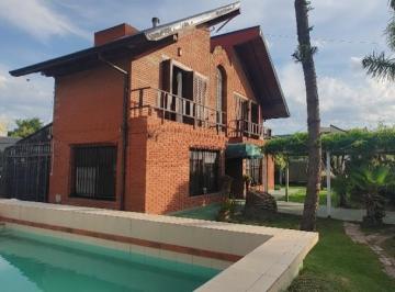 Casa · 130m² · 4 Ambientes · 1 Cochera · Casa en Venta con Parque y Pileta en Villa del Plata