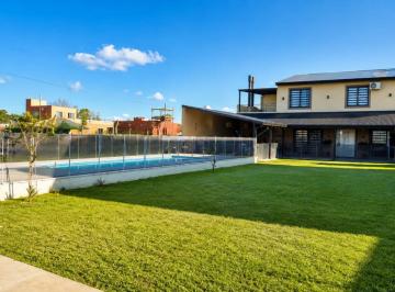 Quinta vacacional · 332m² · 3 Dormitorios · 3 Cocheras · Venta Casaquinta 4 Ambientes Cañuelas