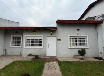 Casa · 125m² · 4 Ambientes · 1 Cochera · Alquiler - Casa 3 Ambientes - El Palomar