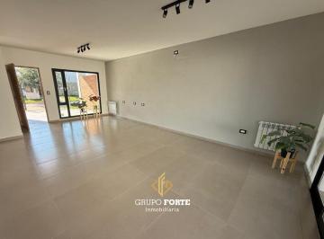 Casa · 142m² · 4 Ambientes · 1 Cochera · Casa en Venta - Docta con Escritura