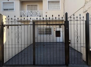 Casa de 4 ambientes, Tres de Febrero · Duplex Inmejorable Zona Centrica de Caseros 4 Amb