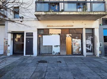 Local comercial · 371m² · Local, Depto 2amb con Patio y Deposito P Chacabuco