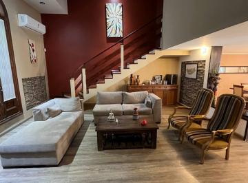Casa · 180m² · 8 Ambientes · Venta/permuta - Casa de 3 Dorm. con Terraza y Parrillero en Pichincha, Rosario. Apta Crédito.