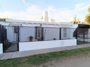 Casa · 108m² · 4 Ambientes · 2 Cocheras · Venta Casa 2 Dorm. B° J Newbery Cochera Pati