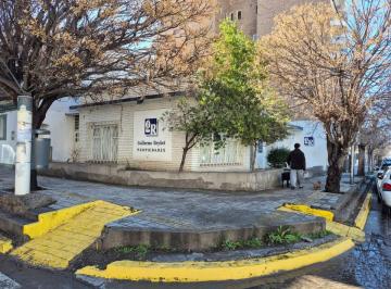 Casa de 5 ambientes, Neuquén · Casa en Alquiler Comercial – Esquina Mendoza y Alberdi, Centro de Neuquén