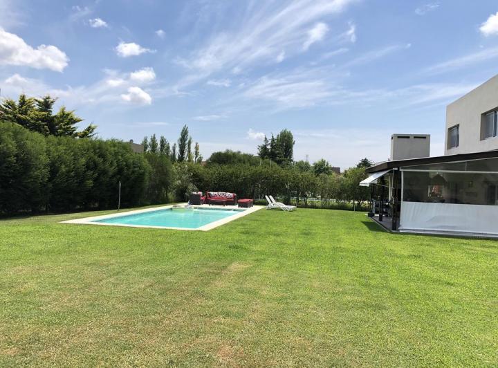 Casa · 220m² · 6 Ambientes · 2 Cocheras