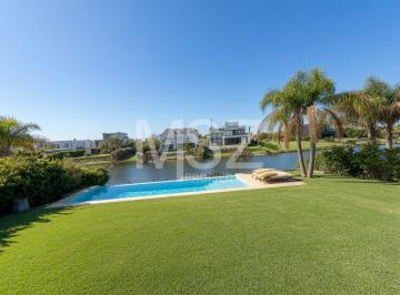 Casa · 371m² · 6 Ambientes · 2 Cocheras · Casa en Venta Sobre El Lago en Barrio El Golf, Nordelta