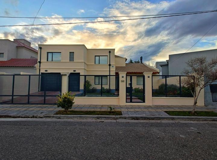 Casa · 370m² · 7 Ambientes · 2 Cocheras