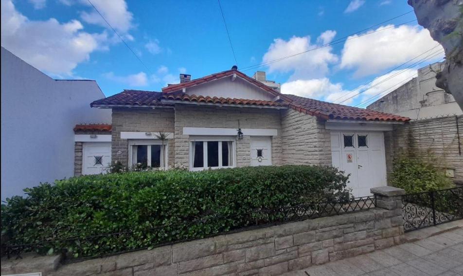 Chalet de 3 ambientes reciclado, desarrollado sobre un lote de 264,2 m²