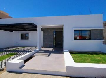 Casa · 100m² · 4 Ambientes · 2 Cocheras · Casa en Venta en Rincones de Manantiales, 2 Dorm., a Estrenar