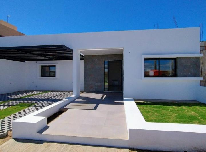 Casa · 100m² · 4 Ambientes · 2 Cocheras