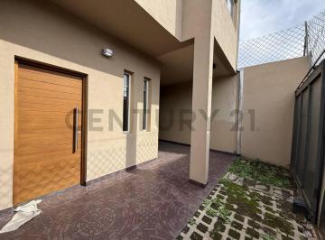 Casa · 200m² · 5 Ambientes · 2 Cocheras · Casa en Venta de 5 Ambientes con 4 Baños, Quincho y Garaje Pasante