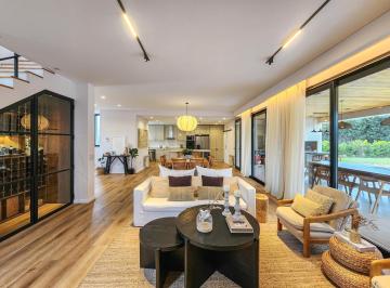 Casa · 202m² · 9 Ambientes · 1 Cochera · Casa de Revista con 3 Dorm., Gran Jardín con Pileta en Puerto Roldan