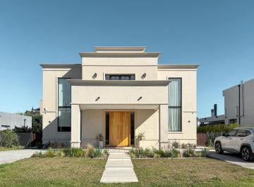 Casa · 202m² · 9 Ambientes · 1 Cochera · Casa de Revista con 3 Dorm., Gran Jardín con Pileta en Puerto Roldan