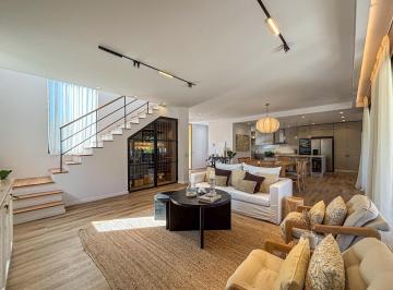 Casa · 202m² · 9 Ambientes · 1 Cochera · Casa de Revista con 3 Dorm., Gran Jardín con Pileta en Puerto Roldan