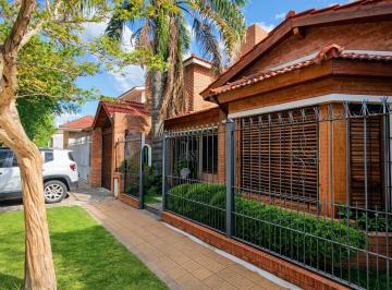 Casa · 226m² · 6 Ambientes · 3 Cocheras · Casa 6 Ambientes con Pileta y Quincho en Moreno | Temporario Amoblado o Alquiler 24 Meses