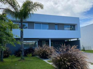 Casa · 335m² · 5 Ambientes · 2 Cocheras · Casa en Venta a Estrenar Fincas de Iraola II