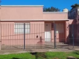 Casa · 73m² · 4 Ambientes · 1 Cochera · Casa de 2 Dorm. y Patio en Venta en Villa Elisa