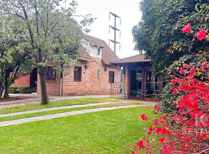 Casa · 162m² · 5 Ambientes · 6 Cocheras