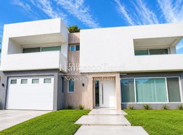Casa · 270m² · 5 Ambientes · 4 Cocheras · Casa en Venta 5 Ambientes Parque Leloir